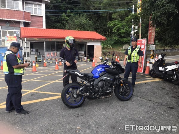 ▲屏東縣里港警分局會同監理站在台24線取締交通違規             。（圖／記者陳崑福翻攝，以下同）