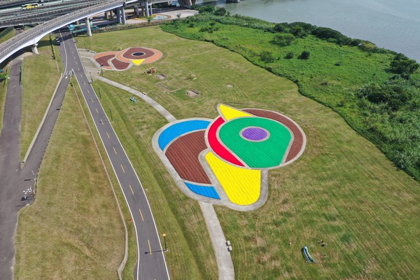 ▲今年鴨鴨公園以「歡樂小鴨村」為主題，打造穀倉鴨舍、稻草編織等地景。（圖／高管處提供）