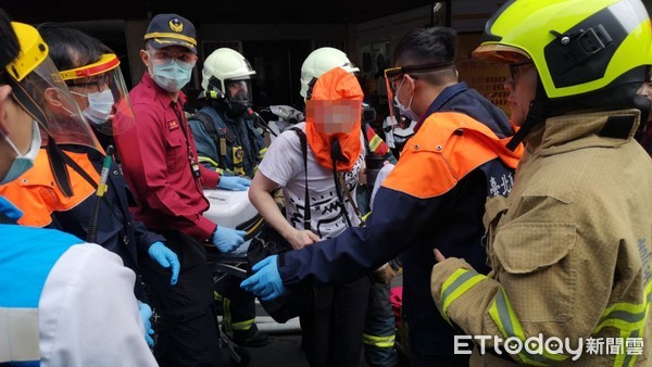 ▲▼萬華大火，警消陸續救出受困民眾。（圖／記者黃彥傑攝）