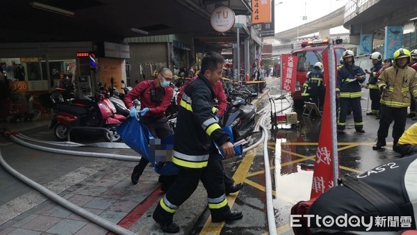 ▲▼萬華大火，警消陸續救出受困民眾。（圖／記者黃彥傑攝）