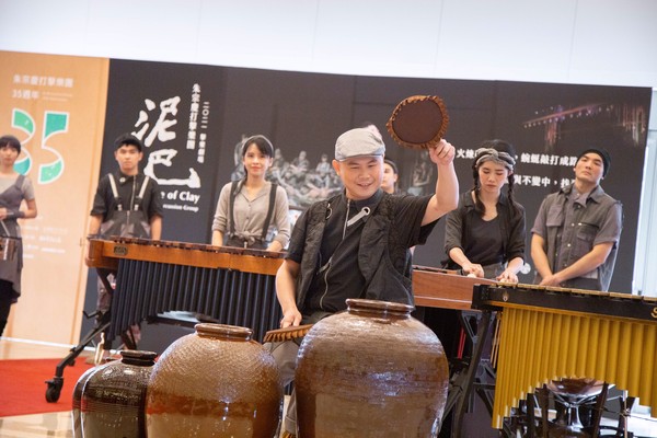 ▲▼「4代同台」打擊樂與陶瓷工藝跨界！朱宗慶樂團35年代表作《泥巴》2021演出。（圖／朱宗慶打擊樂團提供）