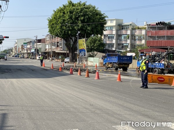 ▲台南市安南區安中路4段210巷口，中午因自來水管破裂導致路面積水、道路塌陷，三分局獲報後立即趕赴現場管制交通。（圖／記者林悅翻攝，下同）