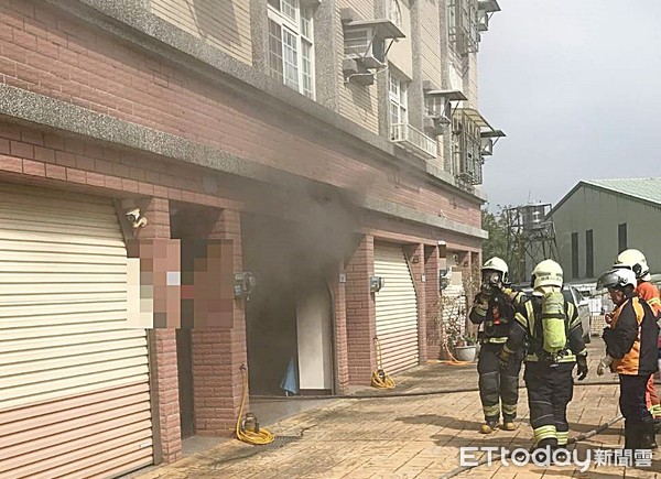 ▲桃園市大溪區1動4層樓民宅3日上午發生火警，消防人員在10分鐘即撲滅火勢，但江姓屋主卻葬身火窟。（圖／記者沈繼昌翻攝）