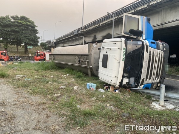 快訊 高雄大寮 丙烯酸甲酯 槽車翻覆4車7人封鎖現場警戒中 Ettoday社會新聞 Ettoday新聞雲