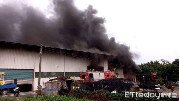 ▲屏東鄉新園鄉一家製做娃娃機遊戲機台鐵皮屋倉庫發生火警，消防人員3路滅火             。（圖／記者陳崑福翻攝）