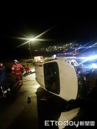 ▲瑞芳濱海公路失控自撞橋墩 側翻90度「立車」擋路中央。（圖／記者郭世賢翻攝）