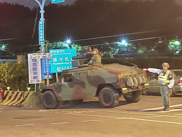 ▲▼共機天天擾台　國軍「30輛戰車」半夜台中大行軍！家長怒：吵醒小孩。（圖／翻攝爆廢1公社、爆怨2公社）