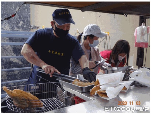 ▲▼花蓮分署聯合拍賣會飄香，蔥油餅阿伯擺攤抵欠費。（圖／法務部行政執行署花蓮分署提供）