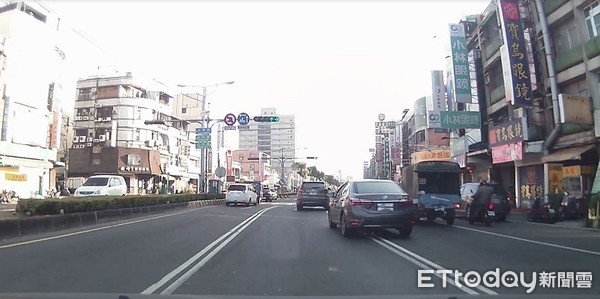 ▲駕駛人於雙白實線標線超車、變換車道，被行車紀錄器拍了下來，吃了罰單             。（圖／記者陳崑福翻攝）