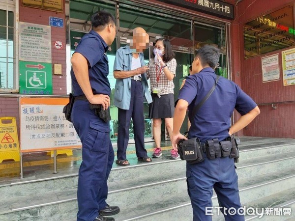 ▲屏東縣東港警分局東濱派出所警員程崇育、蔡昱恆二人，協助陳姓老榮民繳稅，讓他感到很溫馨             。（圖／記者陳崑福翻攝）