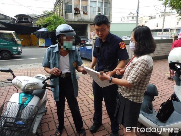 ▲屏東縣東港警分局東濱派出所警員程崇育、蔡昱恆二人，協助陳姓老榮民繳稅，讓他感到很溫馨             。（圖／記者陳崑福翻攝）