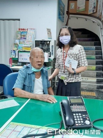 ▲屏東縣東港警分局東濱派出所警員程崇育、蔡昱恆二人，協助陳姓老榮民繳稅，讓他感到很溫馨             。（圖／記者陳崑福翻攝）