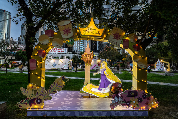 ▲新北耶誕城「迪士尼公主童話森林」6大場景免費拍。（圖／新北觀旅局提供）