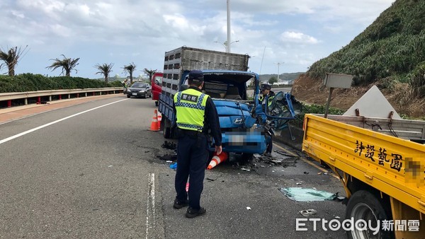 ▲石門台二線放鴿貨車追撞工程車　男駕駛一度受困。（圖／記者郭世賢攝）