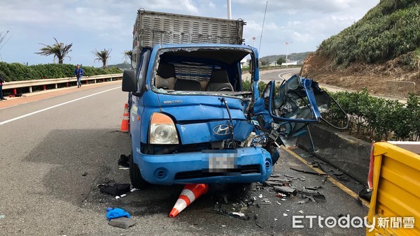 ▲石門台二線放鴿貨車追撞工程車　男駕駛一度受困。（圖／記者郭世賢攝）