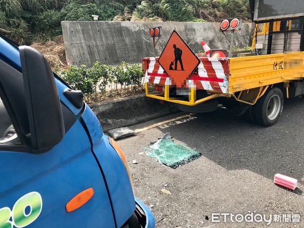 ▲石門台二線放鴿貨車追撞工程車　男駕駛一度受困。（圖／記者郭世賢攝）