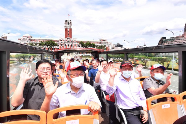 ▲▼台北市長柯文哲與交通部長林佳龍、衛福部長陳時中、觀傳局長劉奕霆搭乘觀光巴士與總統府合影。（圖／北市觀傳局提供）