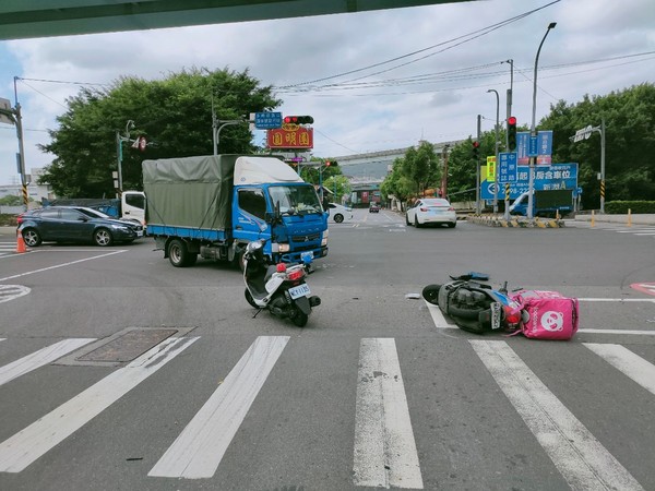 ▲▼小貨車螃蟹式跨越3車道，撞飛熊貓外送員             。（圖／翻攝自爆料公社二館）