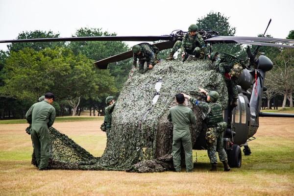 602旅官兵進行UH-60M黑鷹直升偽裝作業。（圖／軍聞社）