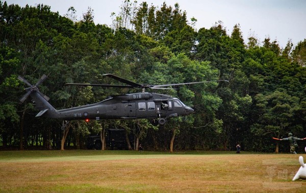 UH-60M黑鷹直升機依演練科目降落於計劃地點。（圖／軍聞社）
