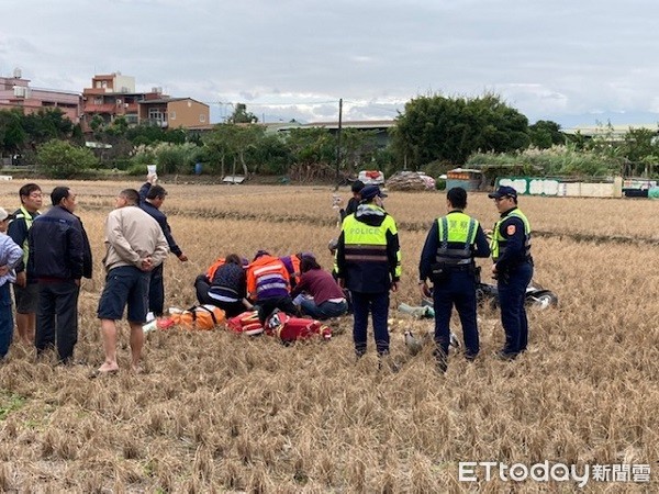 ▲老婦人身體不適騎車「犁田」衝入已收割稻田裡。（圖／桃園警分局提供）