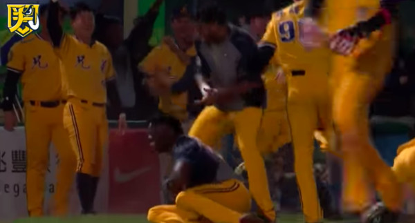 ▲兄弟跌成一團。（圖／截自兄弟粉絲團）