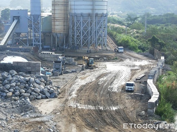 ▲重金屬汙泥埋河川地　砂石場竊5000平方公尺國有地大發環保財。（圖／記者陳凱力翻攝）