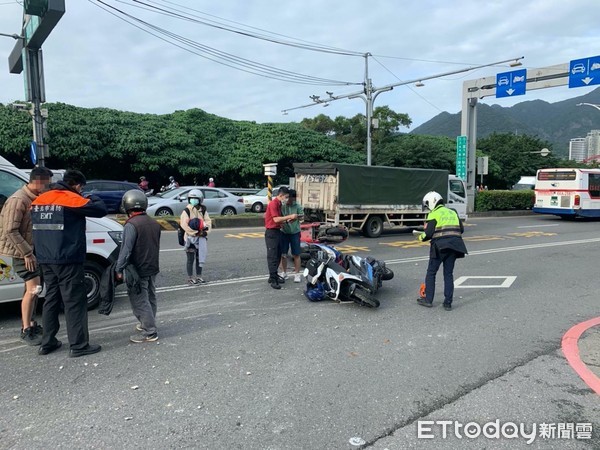 ▲▼砂石車違規迴轉掉數十公斤土石，後方3機車1汽車煞車不及撞成一團             。（圖／記者陳以昇攝）