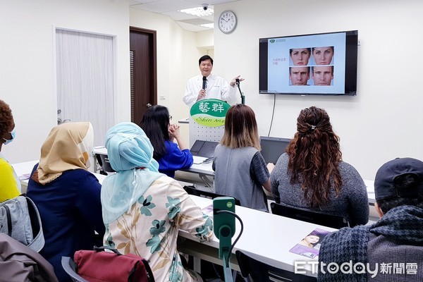 ▲北醫許怡欣教授帶領博士學生，4日參訪藝群醫學美容集團台北總部，並邀請集團總裁王正坤醫師教學授課。（圖／記者林悅翻攝，下同）