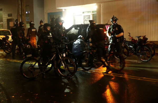 ▲▼西雅圖選舉夜發生抗議遊行，現場一名司機開車穿越騎著自行車的員警後，即遭逮捕。（圖／路透）