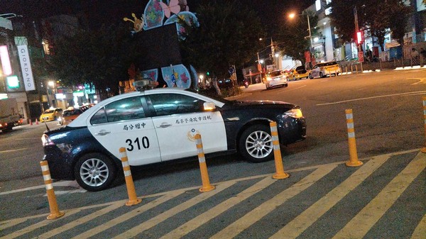 ▲▼中壢車站驚見「24歲短褲妹」坐路邊！拖行李箱乞討7天　身分曝光。（圖／翻攝爆廢1公社）