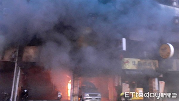 ▲台南市南區新興路1家碳烤店5日清晨傳出火警，消防人員全力搶救，幸無人員傷亡。（圖／記者林悅翻攝，下同）