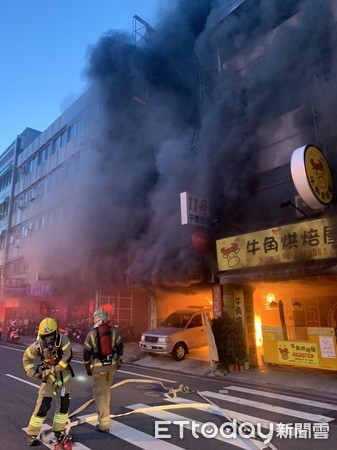 ▲台南市南區新興路1家碳烤店5日清晨傳出火警，消防人員全力搶救，幸無人員傷亡。（圖／記者林悅翻攝，下同）