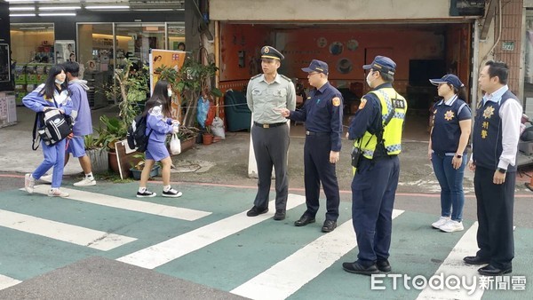 ▲金山警校園安全大體檢 分局長趙家輝親上陣護童不容緩。（圖／記者郭世賢翻攝）