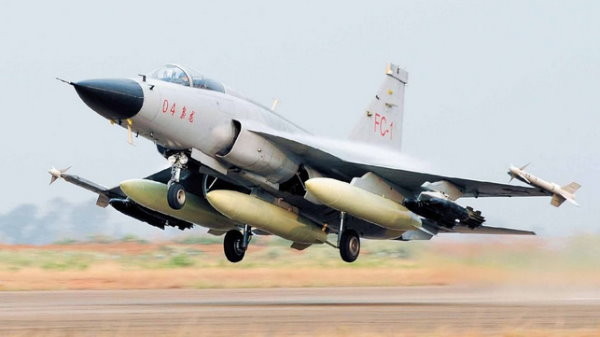 中國航空工業集團展出與巴基斯坦合作研製的梟龍戰機（FC-1，中國又稱超七，巴基斯坦稱為JF-17）