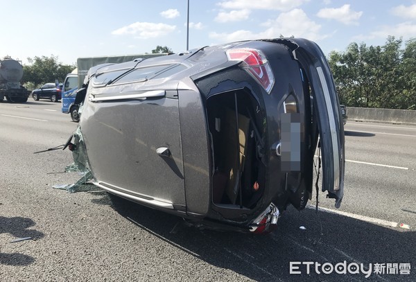 ▲國一南下桃園中壢路段，4日下午發生2輛轎車追撞車禍，日產轎車遭撞後側，車身嚴重毀損。（圖／記者沈繼昌翻攝）