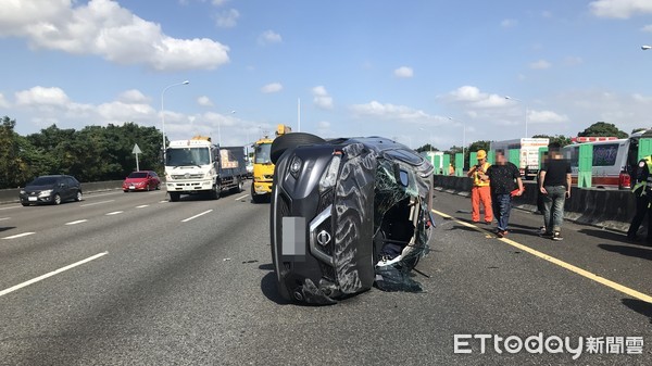 ▲國一南下桃園中壢路段，4日下午發生2輛轎車追撞車禍，造成1輛轎車翻覆、2人受傷意外。（圖／記者沈繼昌翻攝）