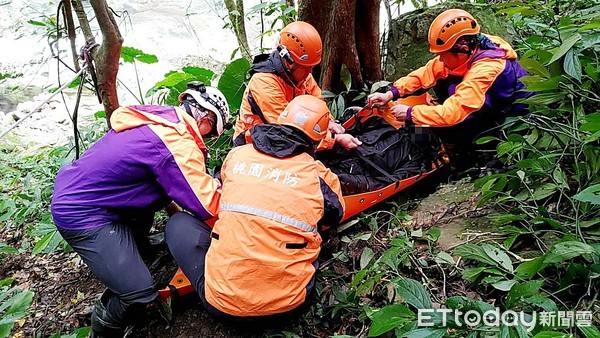 ▲蘇姓男子體力不支受困山區一整夜，消防人員與警方5日尋獲後以擔架固定住緩緩送下山。（圖／記者沈繼昌翻攝）