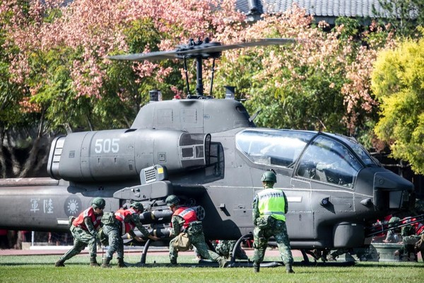 ▲▼陸航602旅AH-1W攻擊直升機在不關車狀況下，由武器組人員掛載地獄火飛彈。（圖／軍聞社）