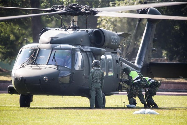 ▲▼UH-60M直升機進行熱加油作業。（圖／軍聞社）