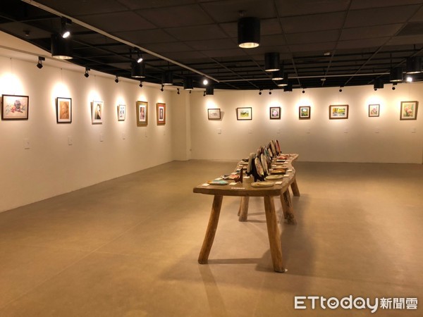 ▲新店崇光社大「畫好時光」師生聯展 八旬嬤習繪畫出生命時光。（圖／新北市文化局提供）