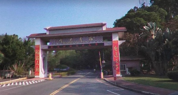 嘉義南華大學今年5月發生一名外校女大生在圖書館遭偷拍，女大生控警方吃案。（GOOGLE MAP）