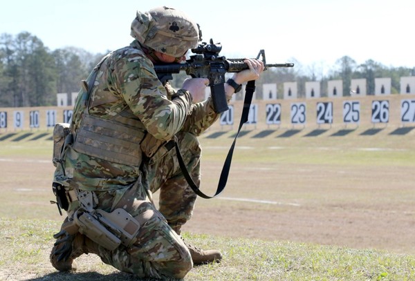 ▲美國陸軍新版的步槍考核標準，單兵需要在3種姿勢、4個階段射擊50-300公尺內的40個目標，並命中23個才算合格。（圖／US ARMY）