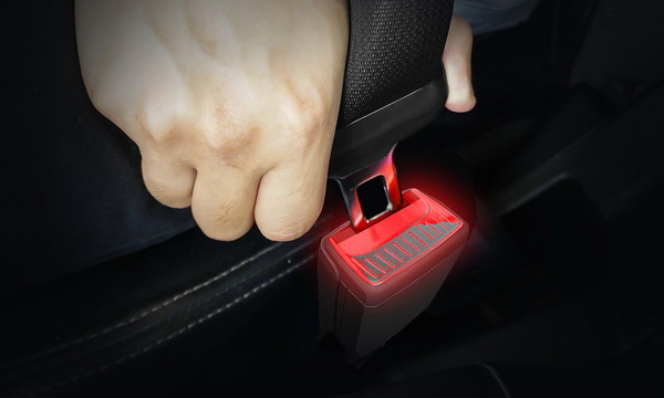Skoda推專屬發光安全帶扣　車內一片漆黑不再怕插錯孔（圖／翻攝自Skoda）