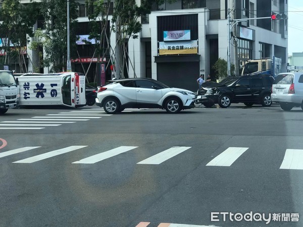 ▲救護車鳴笛闖紅燈遭側撞　法官判72萬維費「先折舊再6：4賠」…他不服。（圖／記者陳凱力翻攝）