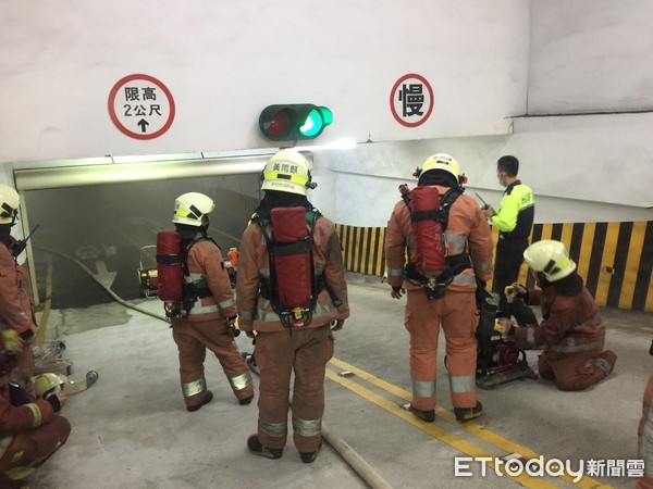 ▲▼新竹一棟科技園區大樓地下停車場發生火燒車。（圖／記者陳凱力翻攝）