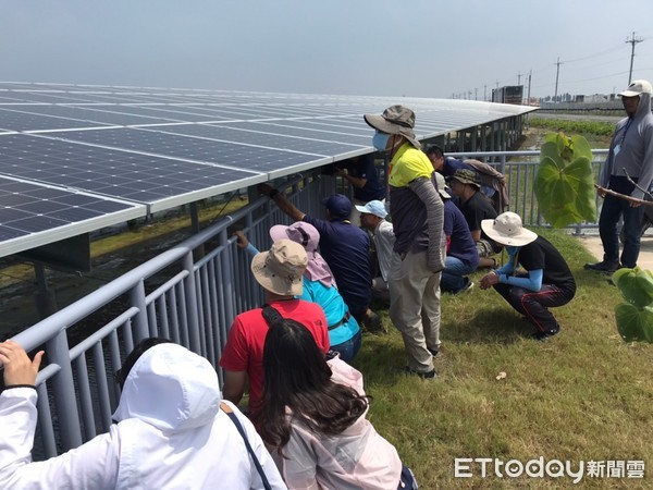 ▲韋能能源在嘉義義竹電廠為志工講解太陽能系統   韋能能源台灣區總裁顧賢鉉(左一)與長榮大學校長李泳龍(右一)，在長榮大學董事長楊四海(中)見證下簽署綠能科技產學合作備忘錄. 。（圖／韋能能源提供）