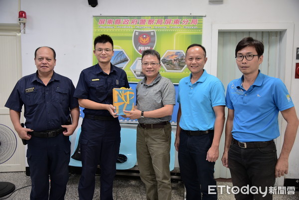 ▲屏東大學主任秘書陳永森到轄區的民和派出所，感謝員警迅速抓到溜鳥俠。（圖／屏東大學提供）