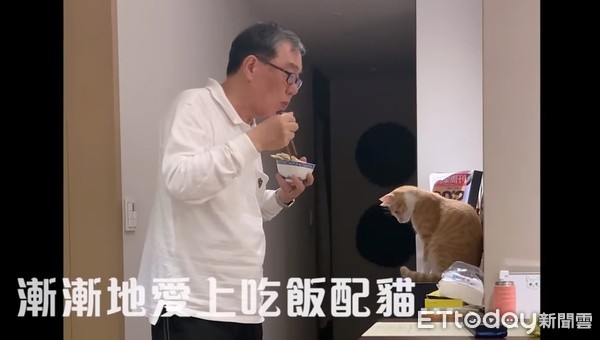 傲嬌爸愛上吃飯配貓。（圖／臉書粉專「傲嬌爸的養貓日常」提供）