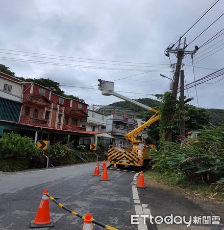 ▲閃電颱風造成恆春地區萬餘戶停電，台電屏東營業處人員全力搶修，力拚6日晚全部恢復供電            。（圖／台電屏東營業處提供）